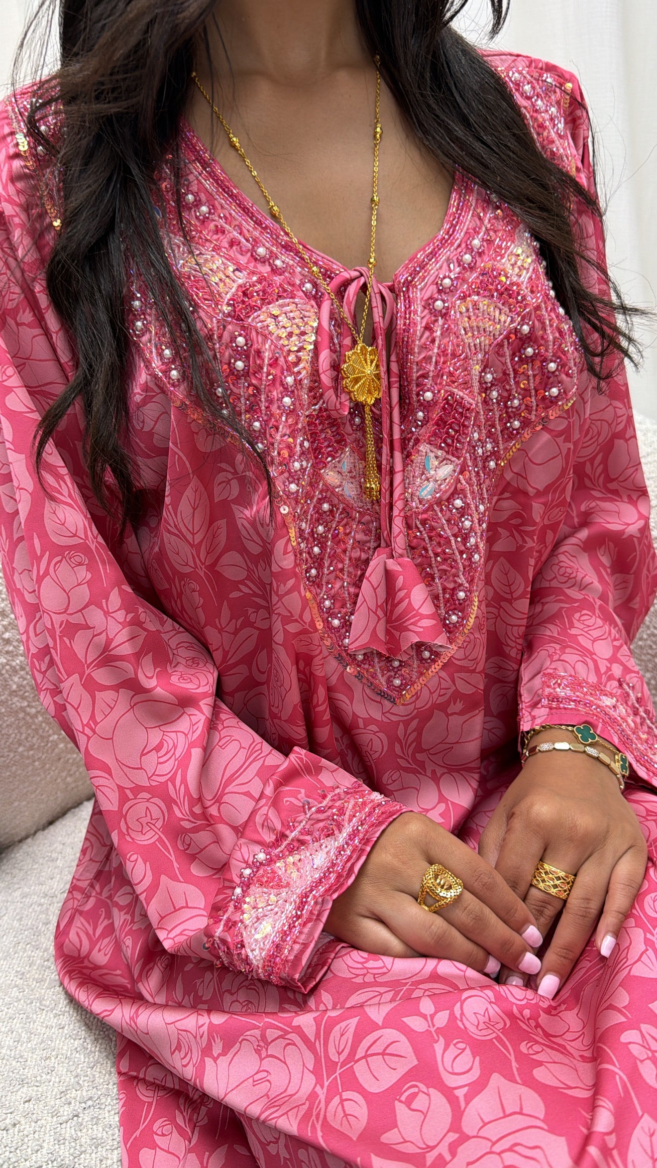 Makhaweer émiratie rose vif fait main à Dubaï, broderie perles et sequins irisés — Miss Chadou