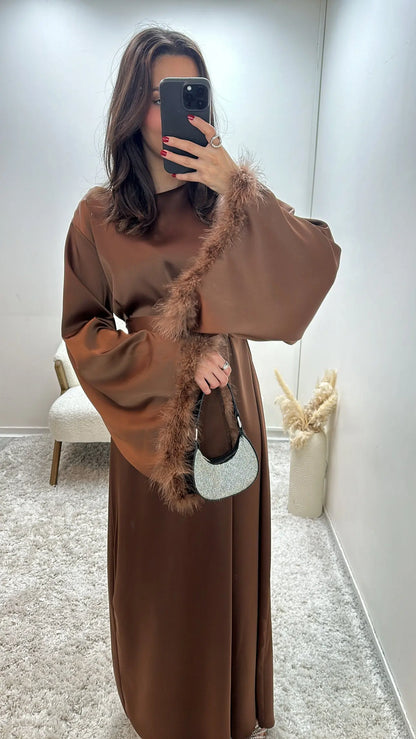 Abaya à plumes en satin dana Miss Chadou