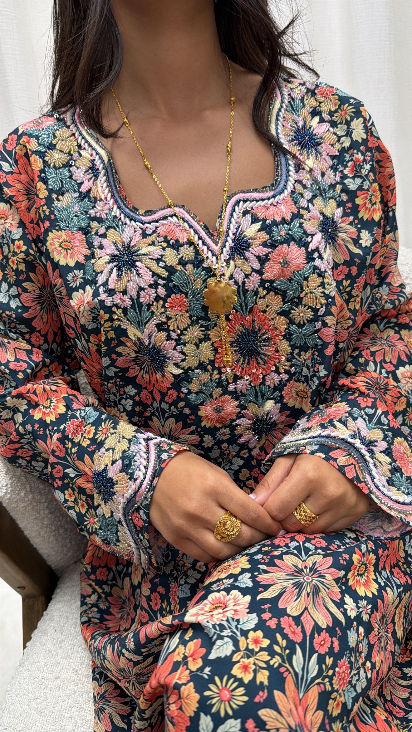 Makhaweer floral bleu nuit en coton premium, plastron brodé main de perles et sequins — Miss Chadou
