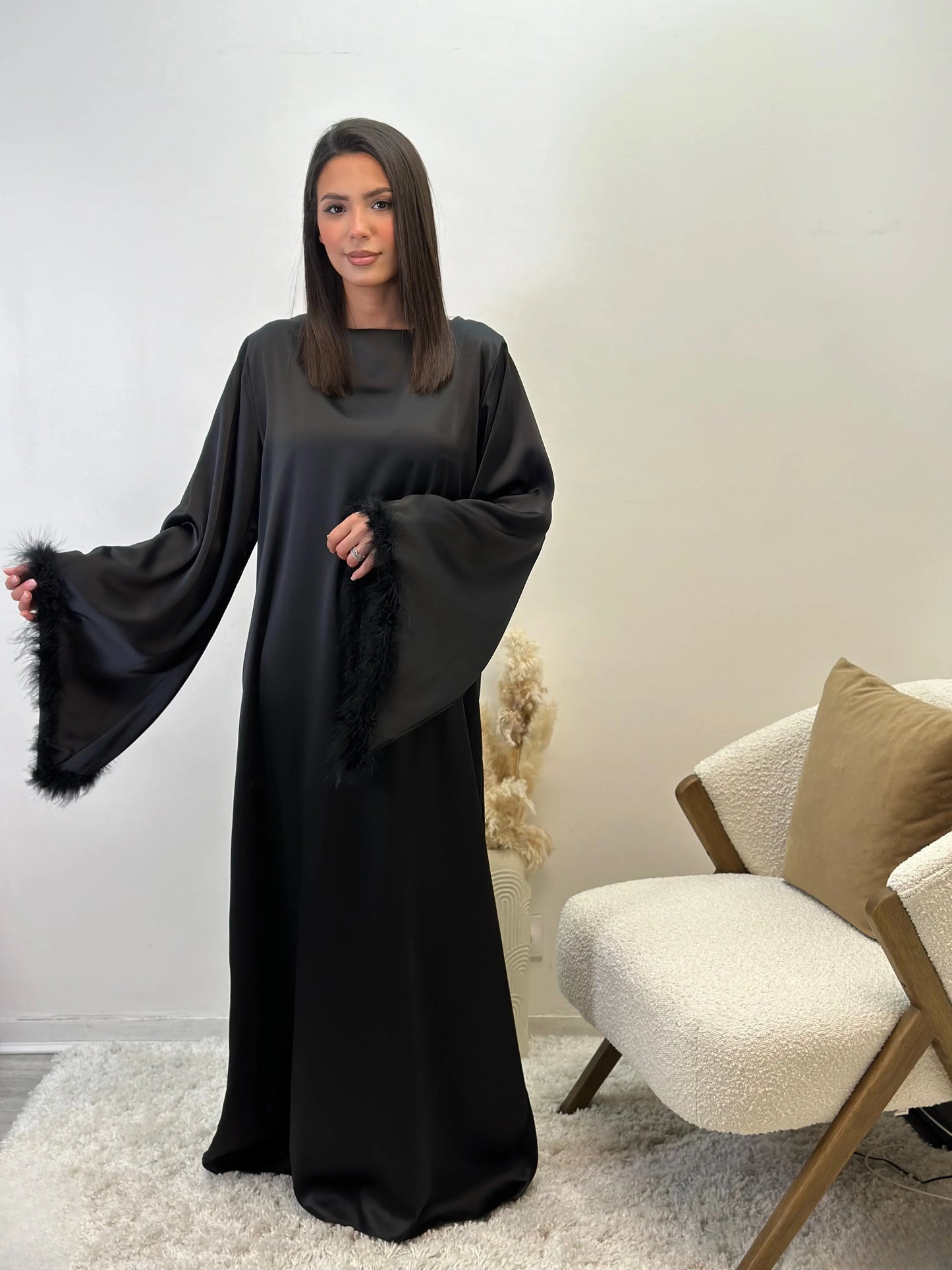 Abaya noire à plumes en satin dana