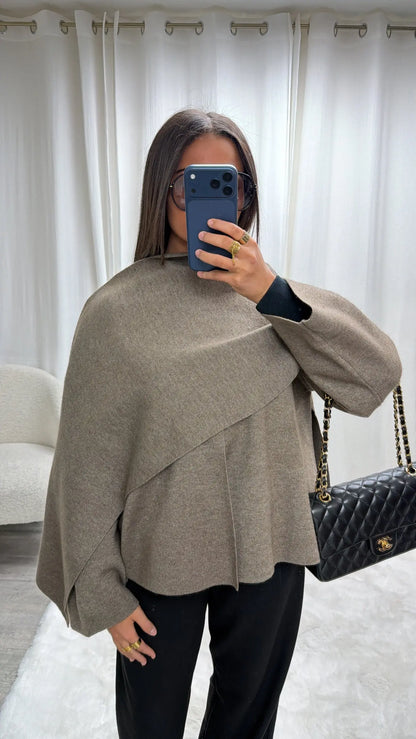 Cardigan Cape Premium en Laine avec Écharpe Intégrée – Coupe Asymétrique MissChadou
