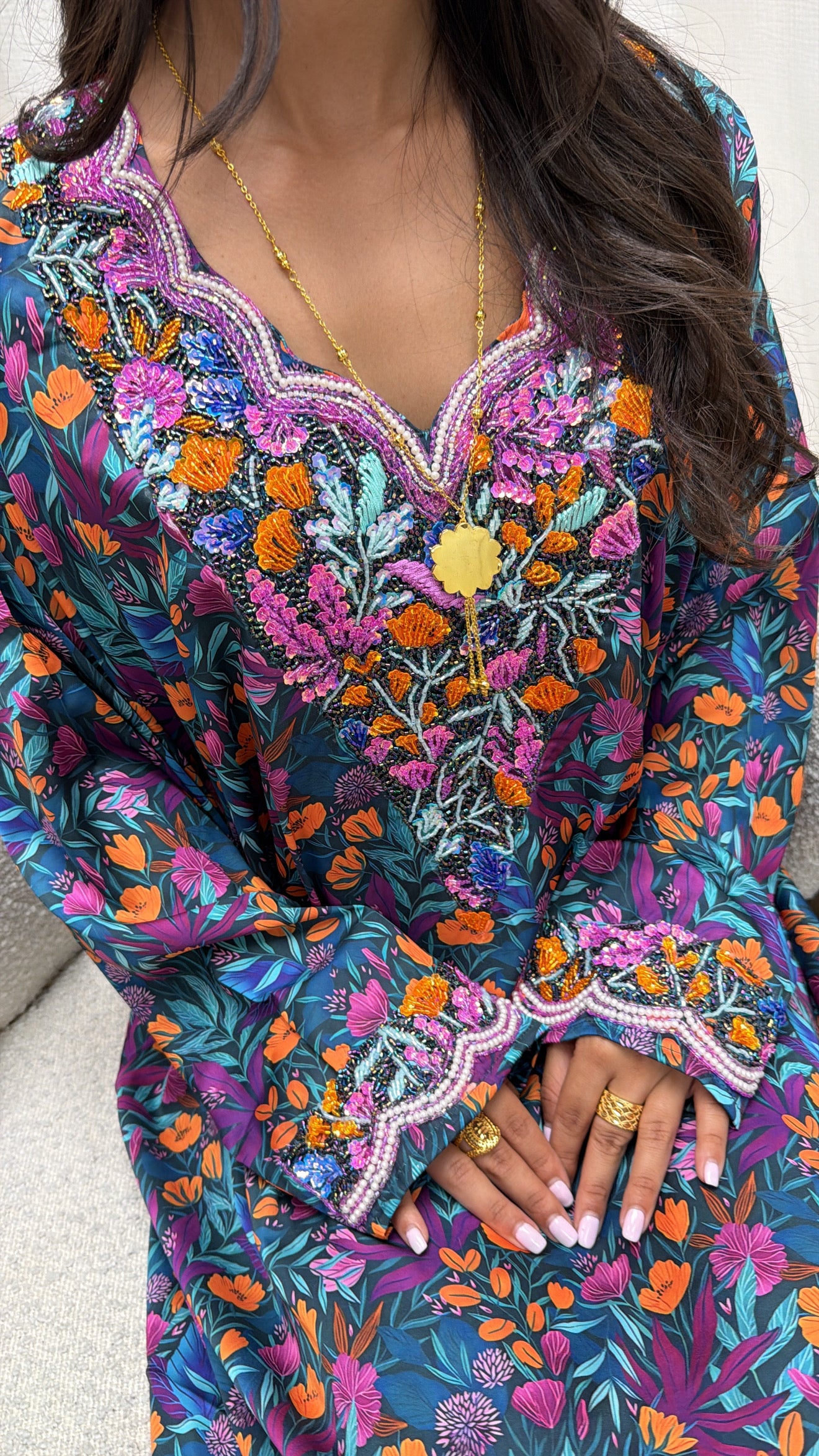 Makhaweer Dubai bleu paon imprimé floral tropical, robe émiratie de cérémonie fait main — Miss Chadou