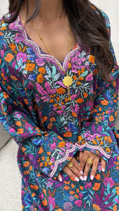 Makhaweer Dubai bleu paon imprimé floral tropical, robe émiratie de cérémonie fait main — Miss Chadou