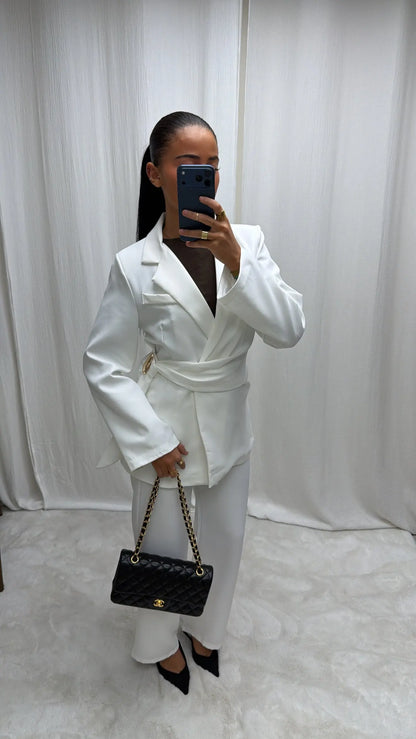 Ensemble Blazer & Pantalon Chic avec Ceinture Broche – Blanc Épuré MissChadou