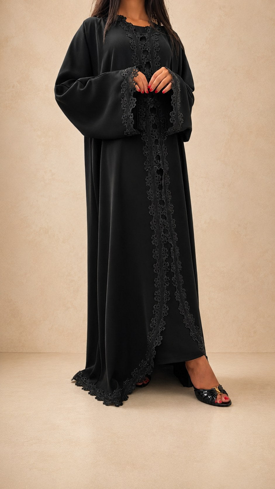 Détail de la dentelle guipure perlée cousue main sur l'abaya kimono Al Wasl