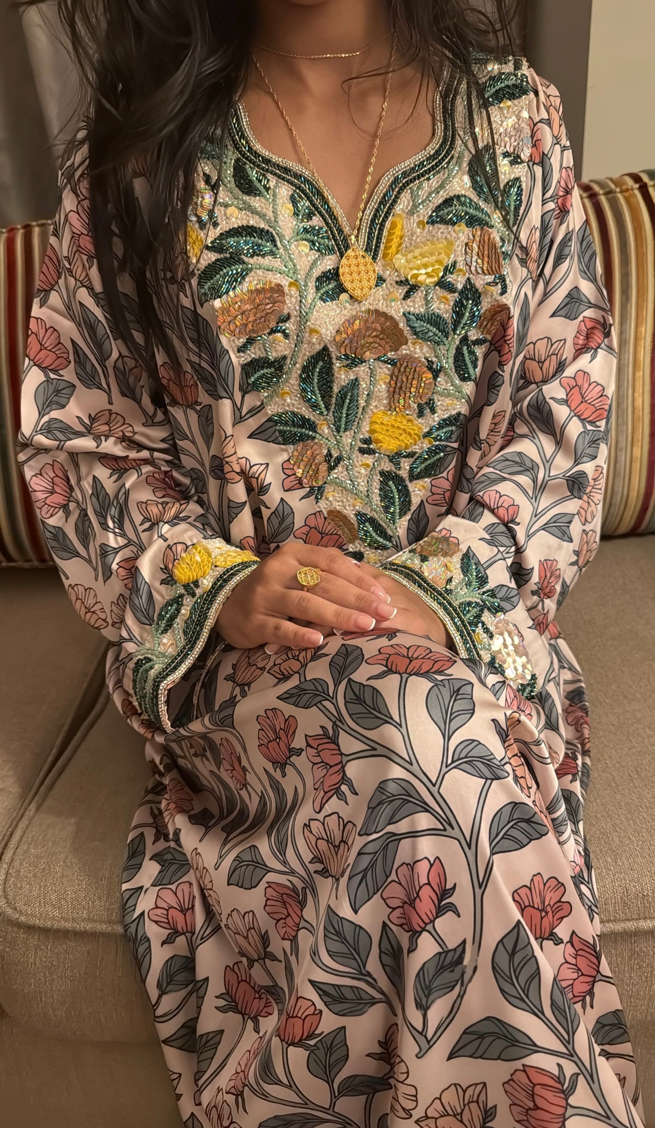 Makhaweer en soie italienne ivoire à imprimé fleuri rose et vert, brodée main au col en V – Miss Chadou Dubaï