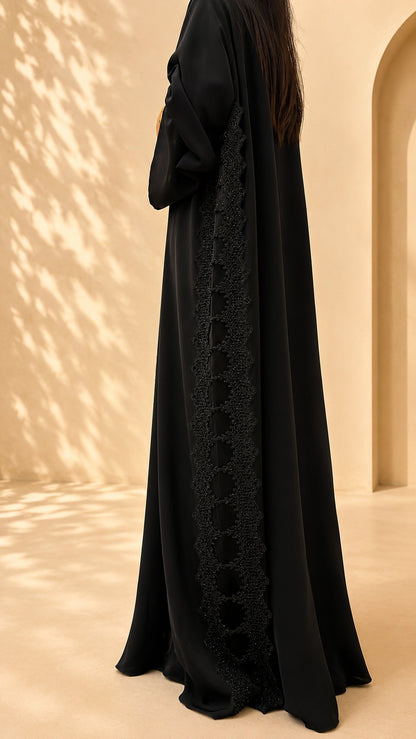 Abaya Meraas noire cousue main à Dubaï, soie de Corée et dentelle guipure