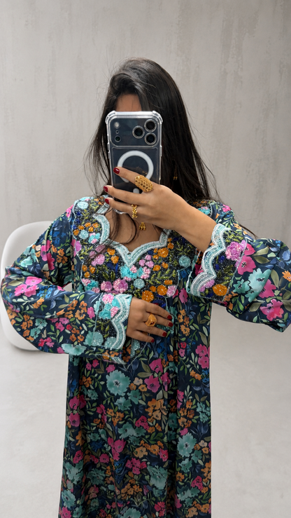 Soie italienne bleu nuit à l'éclat satiné, imprimé floral rose fuchsia et turquoise