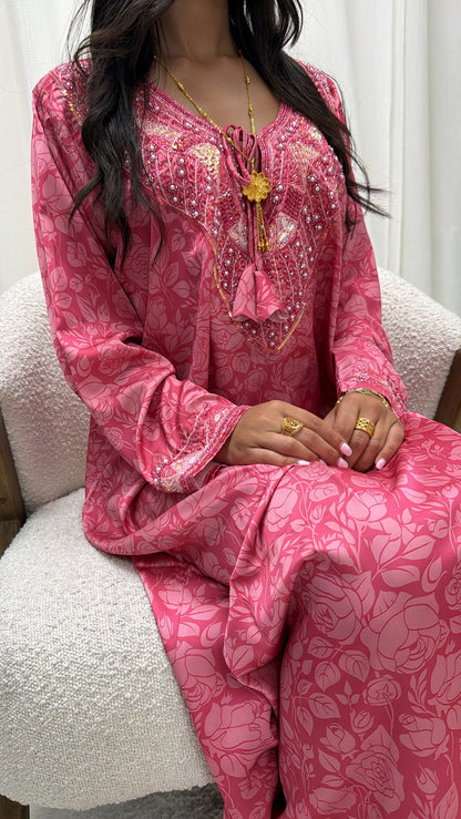 Robe Makhaweer rose imprimé roses, coupe oversize et broderie perlée à la main — Miss Chadou