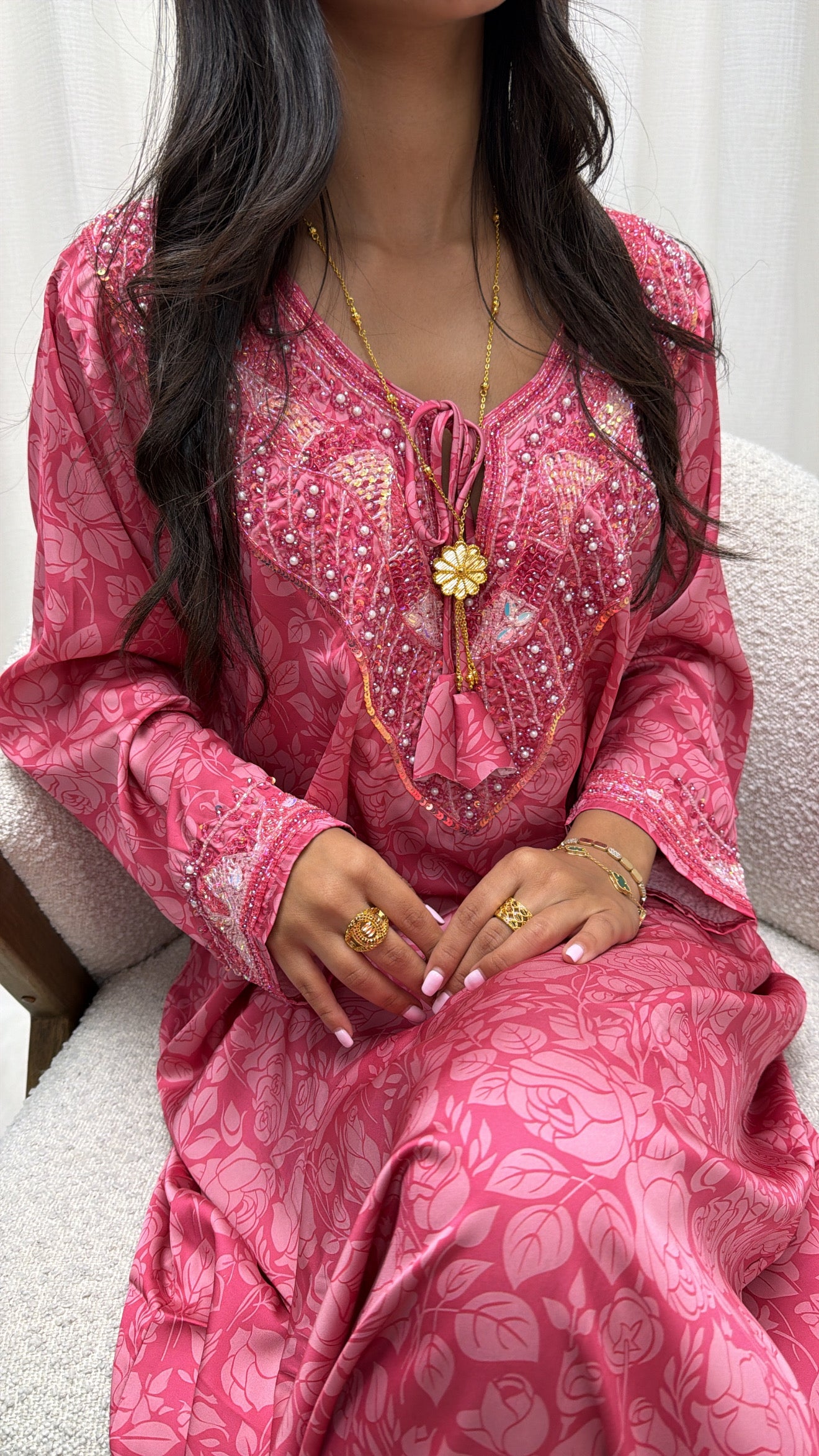 Makhaweer rose vif en soie italienne imprimée roses, plastron brodé main de perles et sequins — Miss Chadou