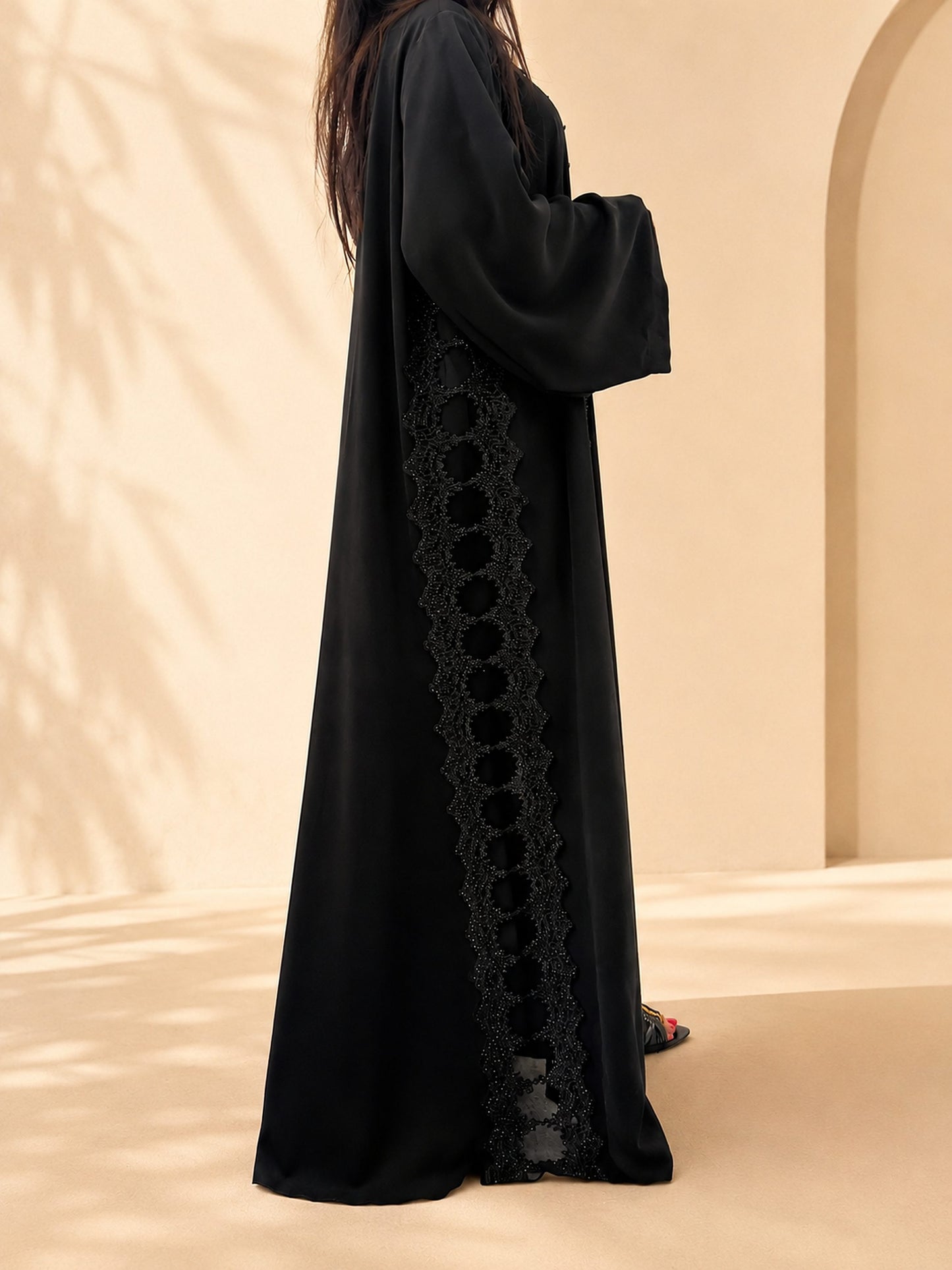 Abaya noire de cérémonie à fentes latérales en dentelle, atelier Dubaï