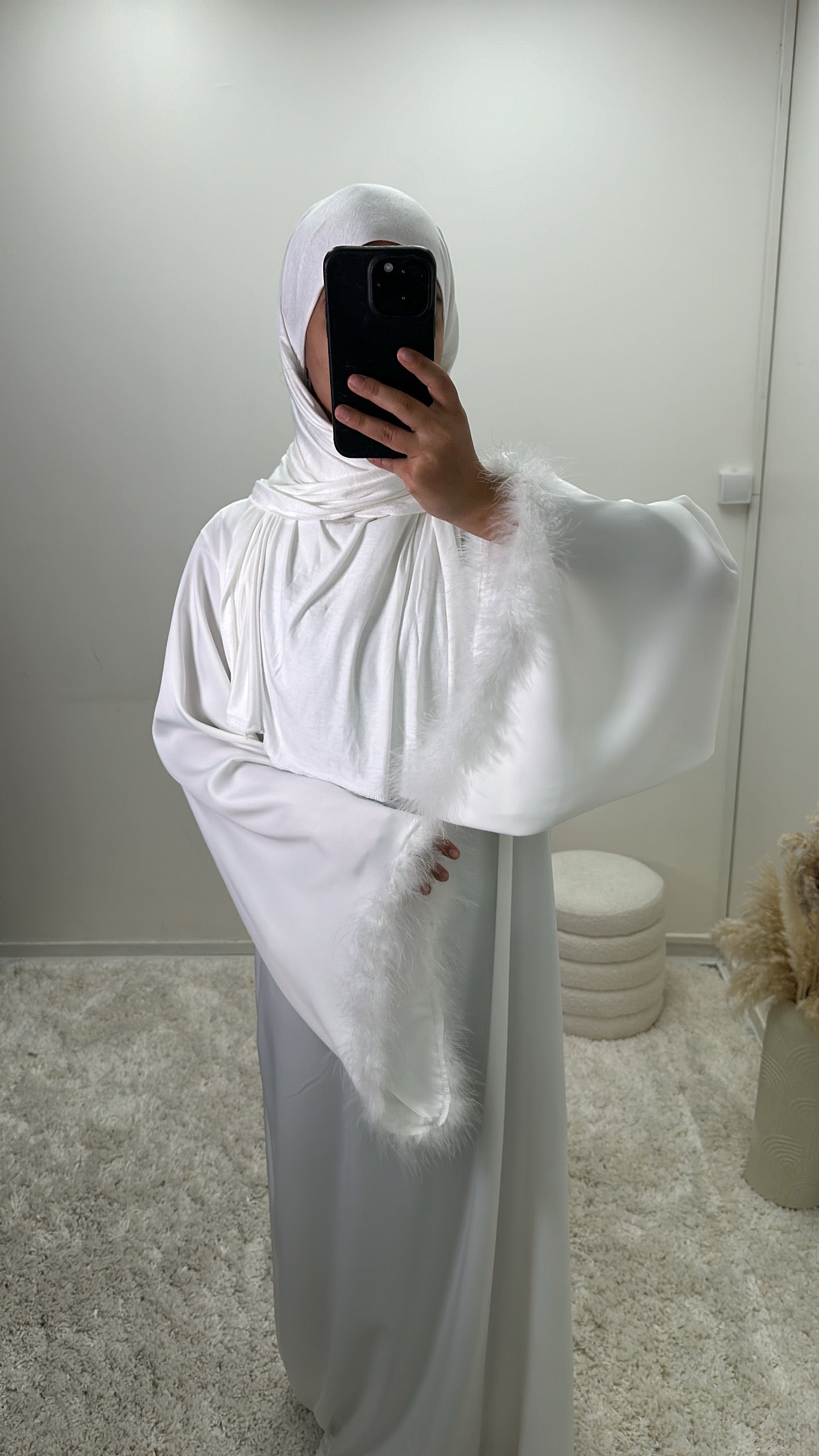 Abaya blanche à plumes en satin dana