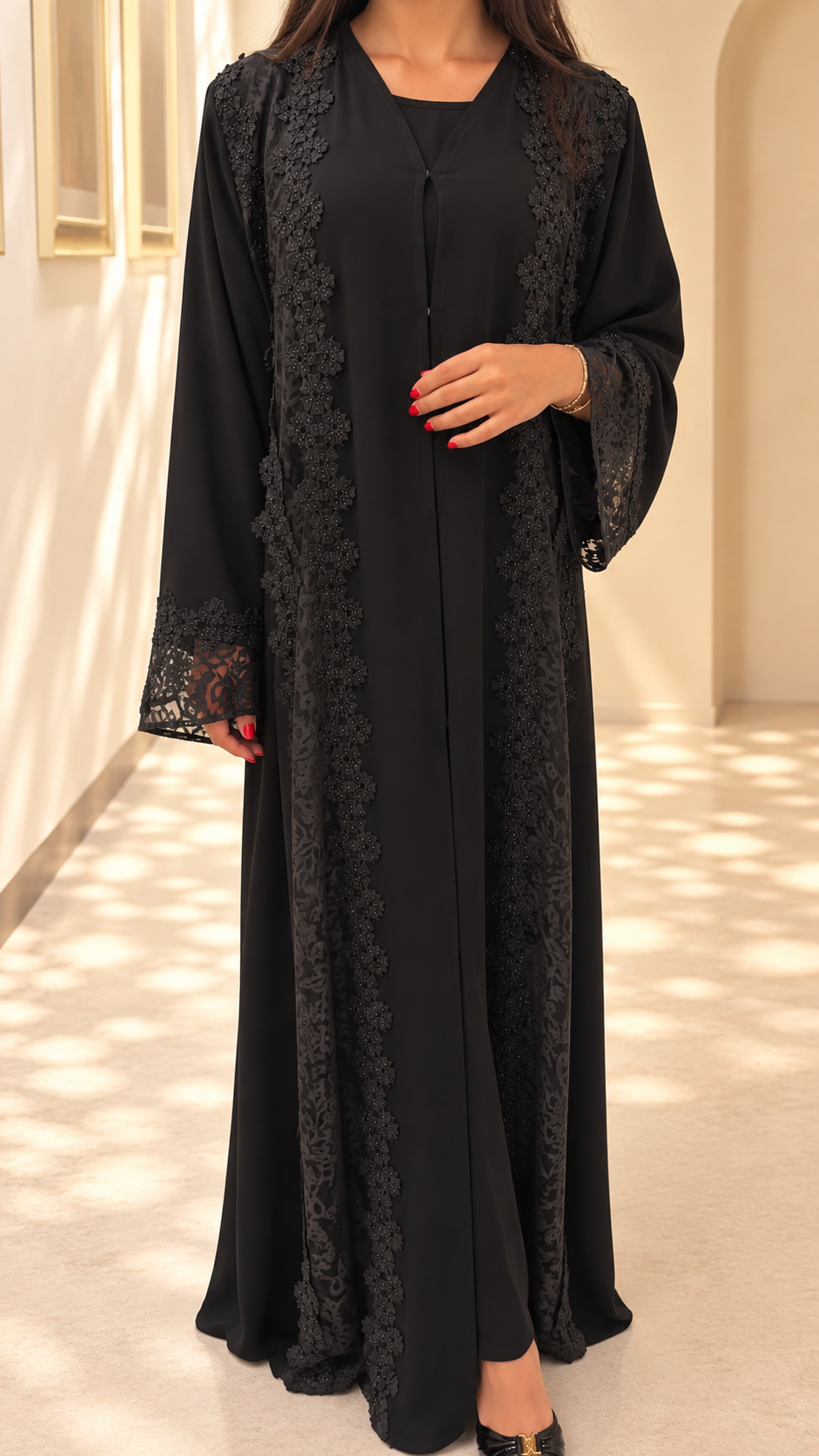 Abaya Dubai Al Manarah noire portée, silhouette évasée longueur maxi