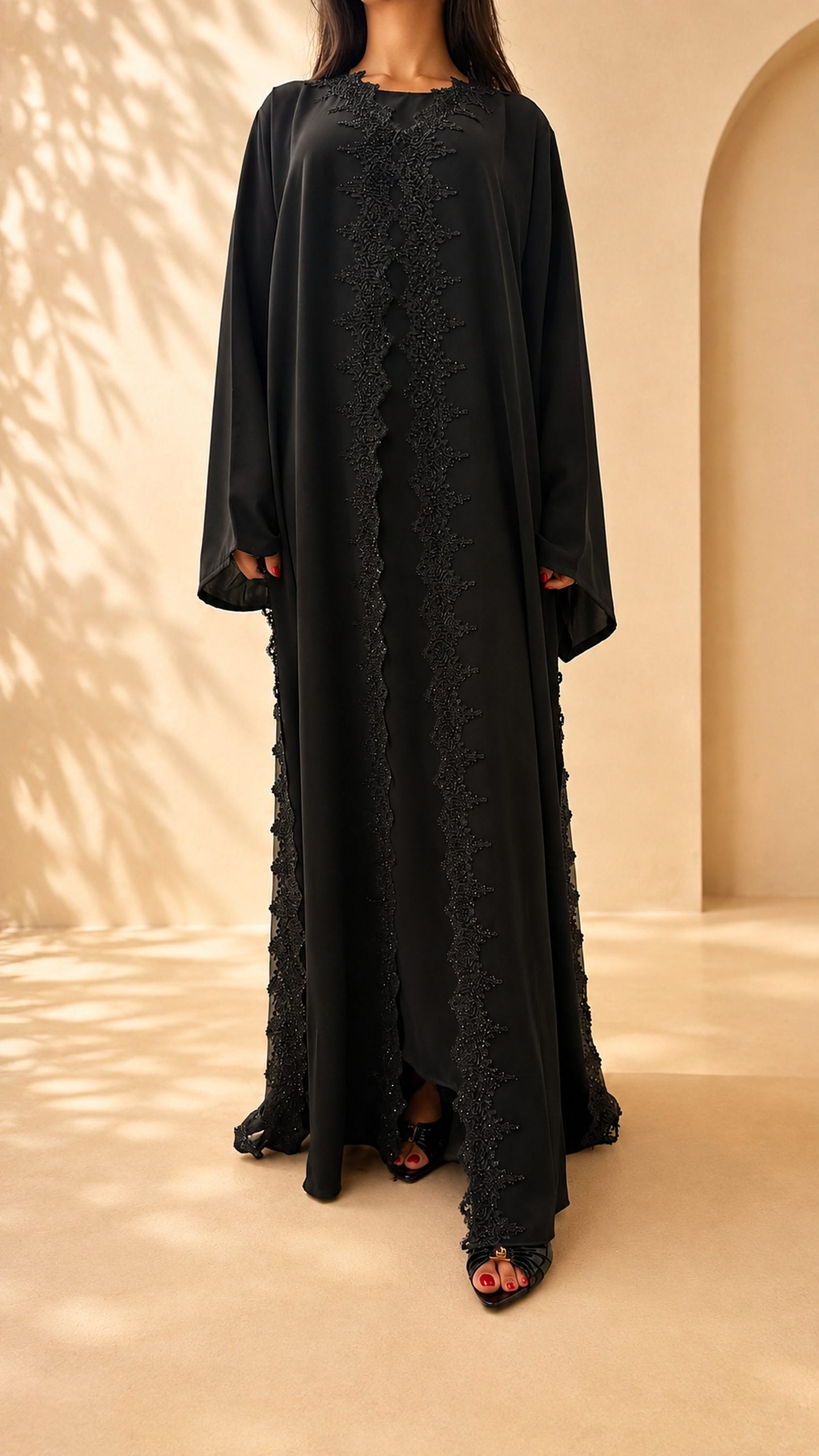 Abaya Meraas noire à boutons pression cachés, ouverture sur toute la hauteur du devant