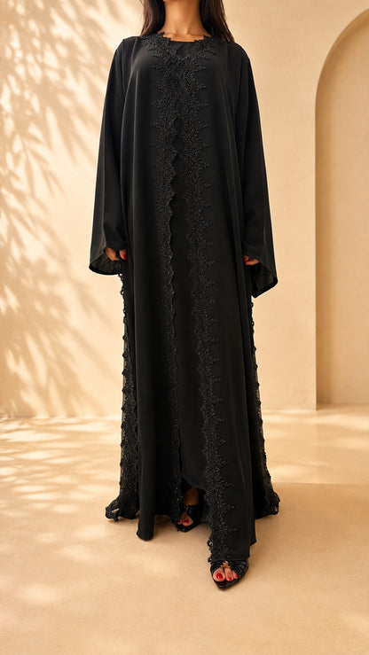 Abaya Meraas noire à boutons pression cachés, ouverture sur toute la hauteur du devant