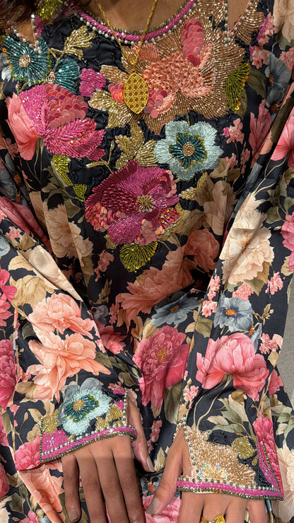 Makhaweer Brodé Noir Bouquet Multicolore – Soie Italienne