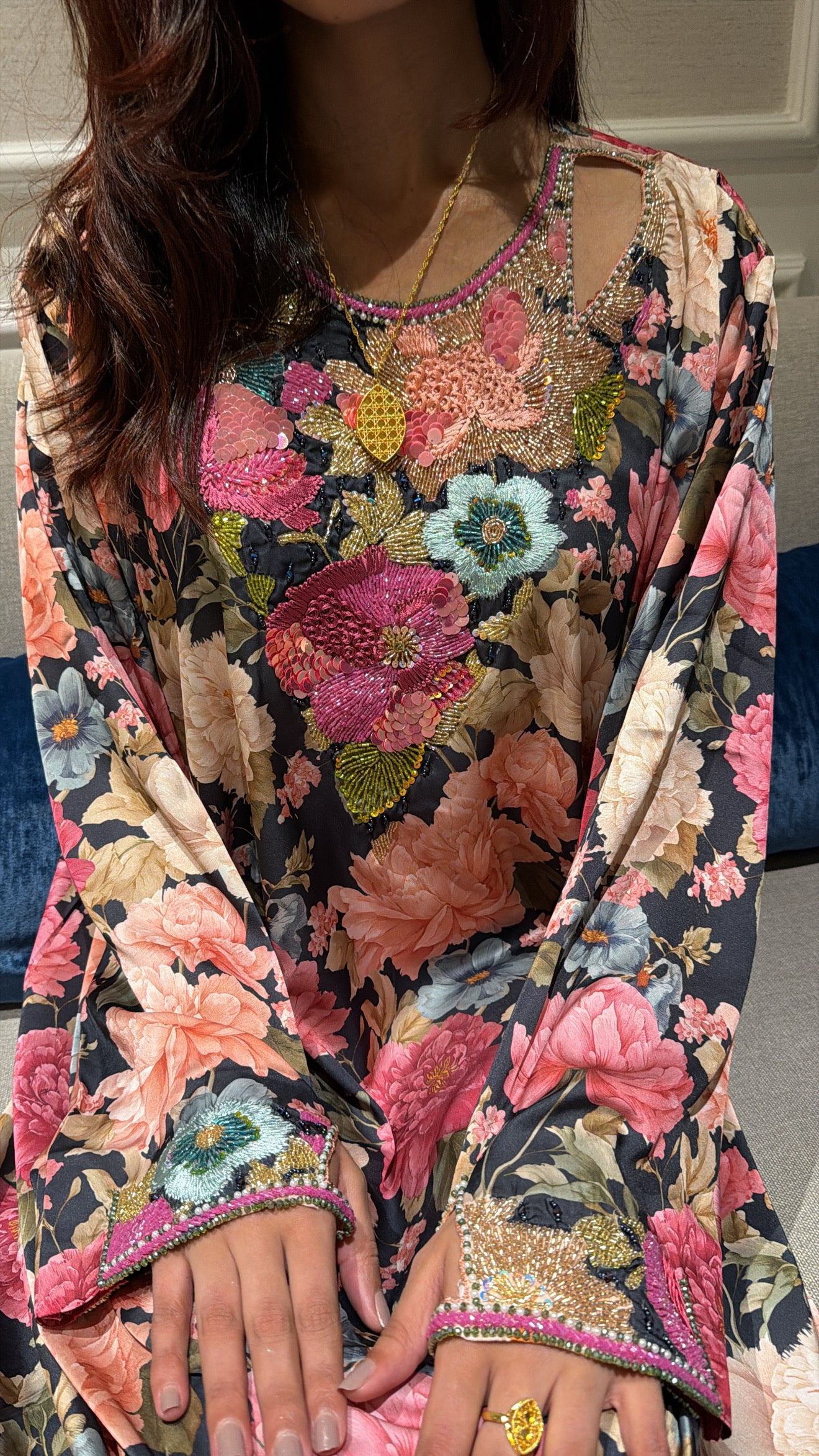 Makhaweer Brodé Noir Bouquet Multicolore – Soie Italienne