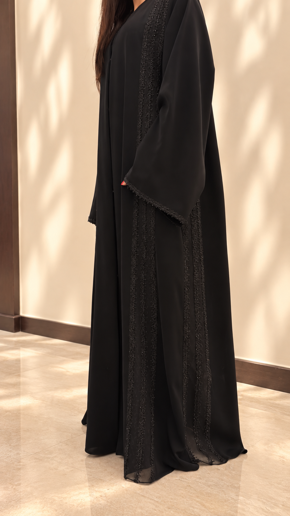 Abaya noire Umm Suqeim de profil, voile transparent sur les panneaux latéraux