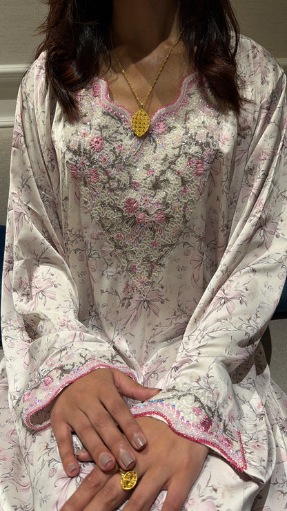 Makhaweer Brodé Ivoire Fleuri Rose – Soie Italienne