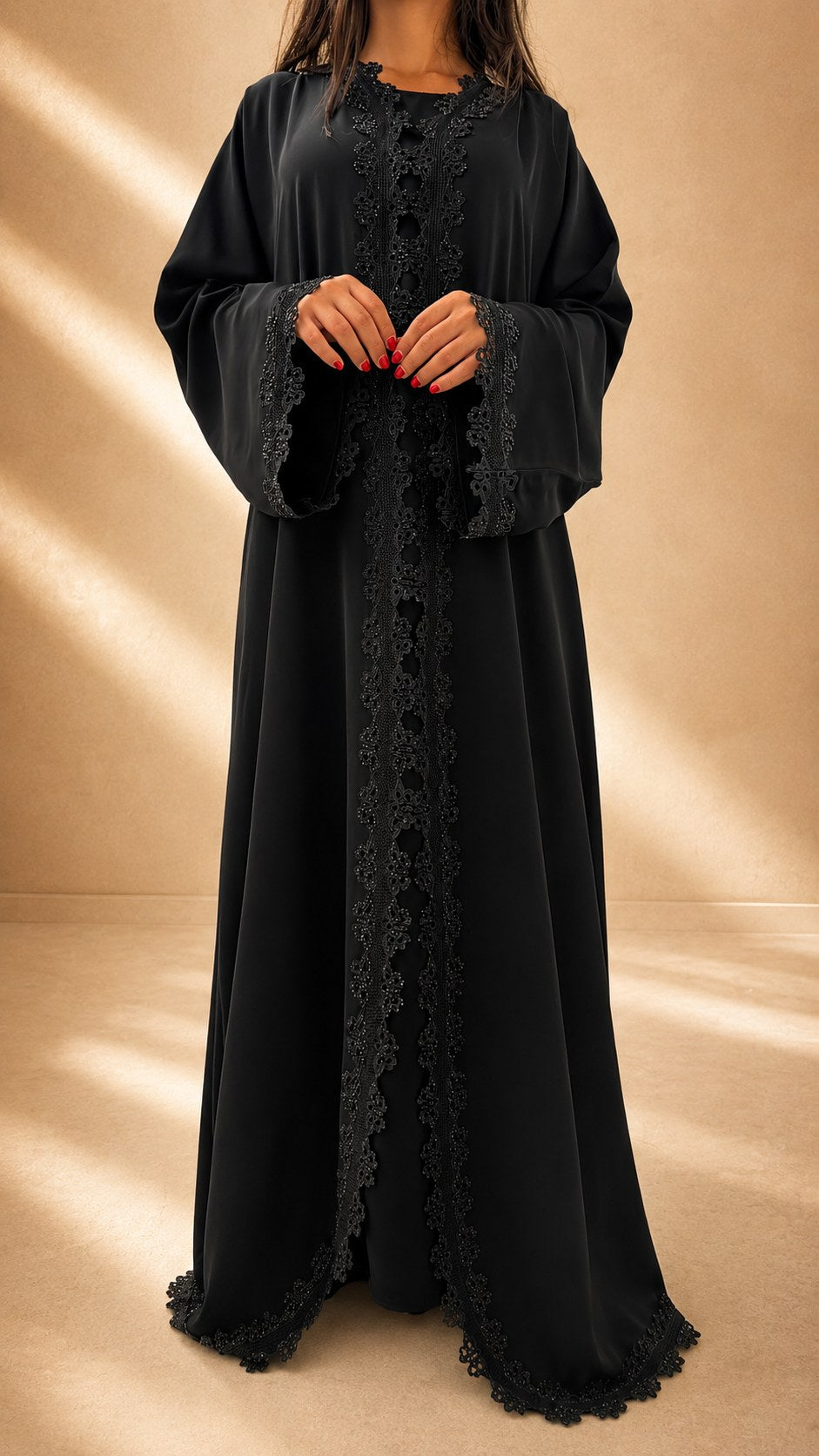 Abaya kimono Al Wasl noire à dentelle guipure perlée, portée avec son foulard assorti