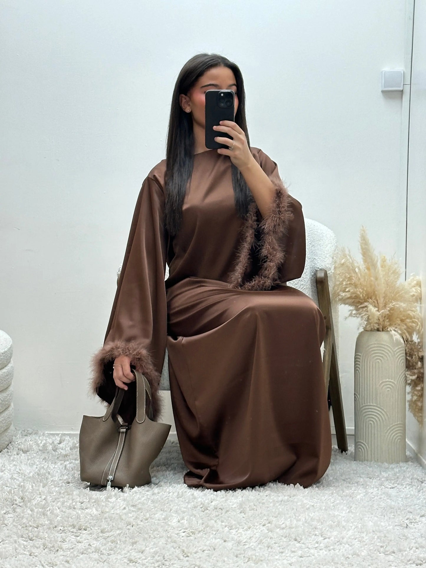 Abaya à plumes en satin dana