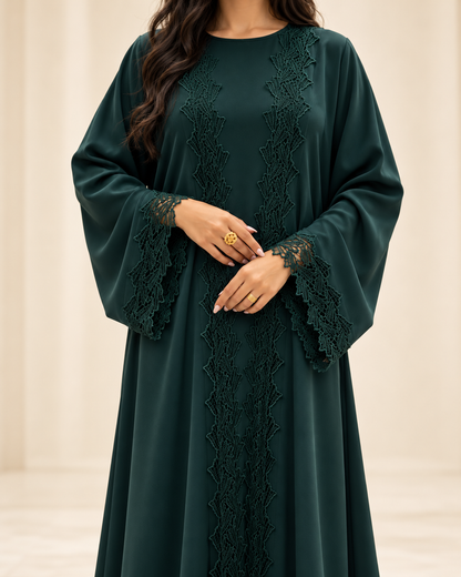 Abaya Dubai vert émeraude Aljada coupe longue et élégante