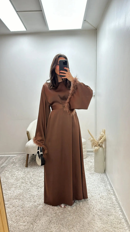 Abaya à plumes en satin dana Miss Chadou