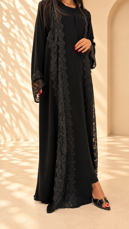 Abaya Al Manarah noire de profil, tombé fluide en nidah coréen