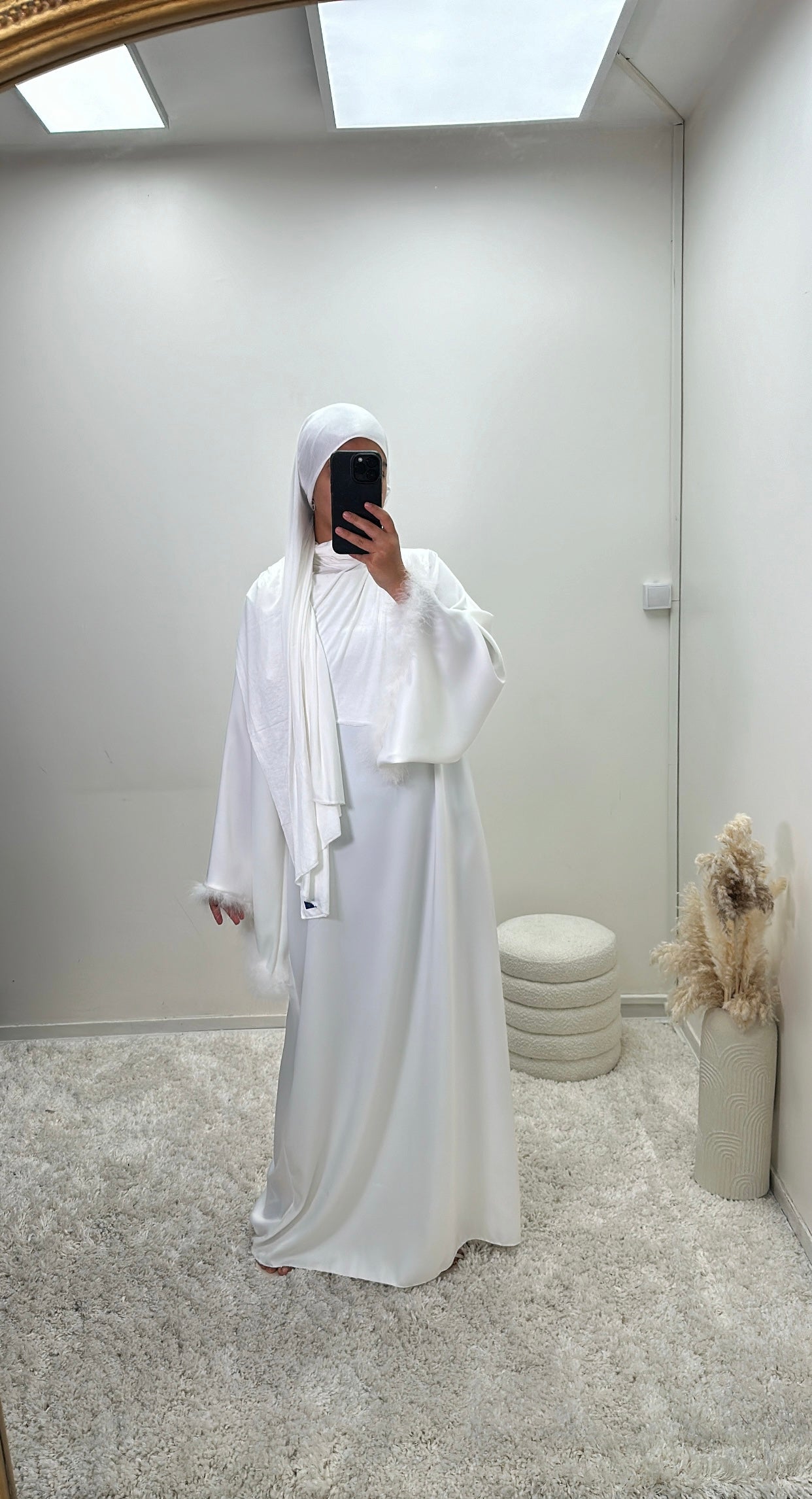 Abaya blanche à plumes en satin dana