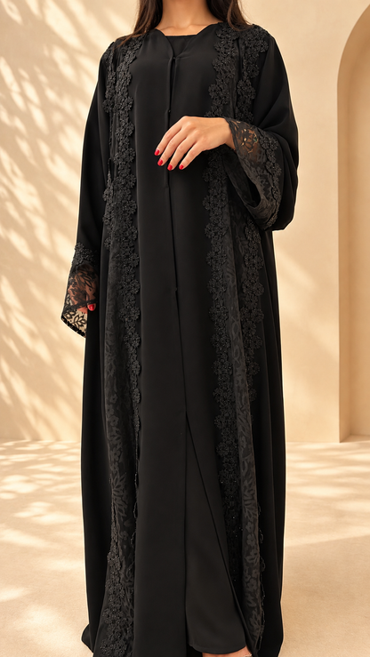 Abaya Al Manarah noire en soie de Corée, dentelle florale ajourée et guipure perlée – Miss Chadou