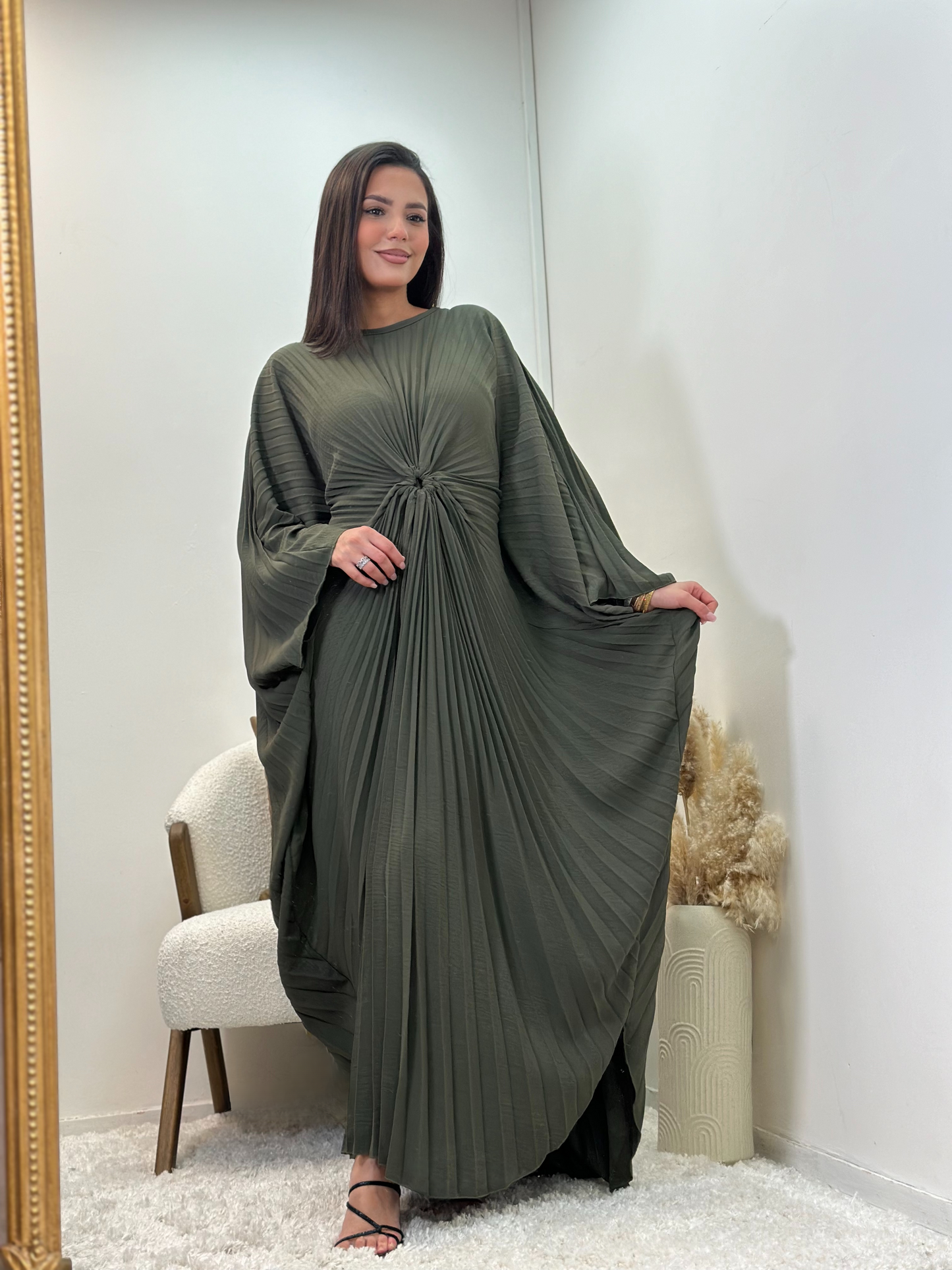 Abaya kaki plissée à manches chauves-souris ranya