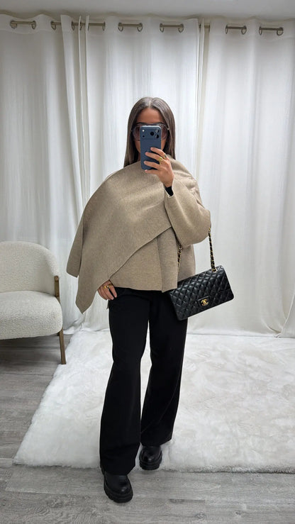 Cardigan Cape Premium en Laine avec Écharpe Intégrée – Coupe Asymétrique MissChadou