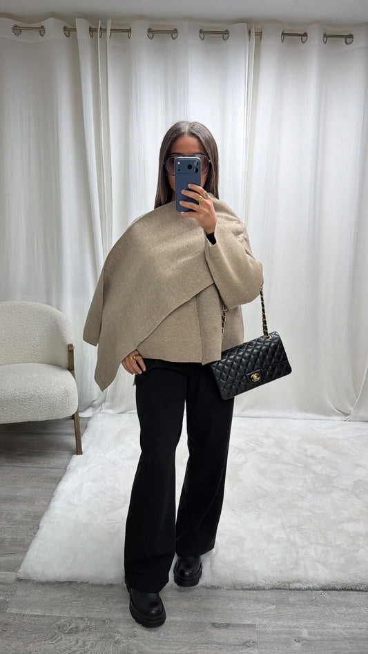 Cardigan Cape Premium en Laine avec Écharpe Intégrée – Coupe Asymétrique MissChadou