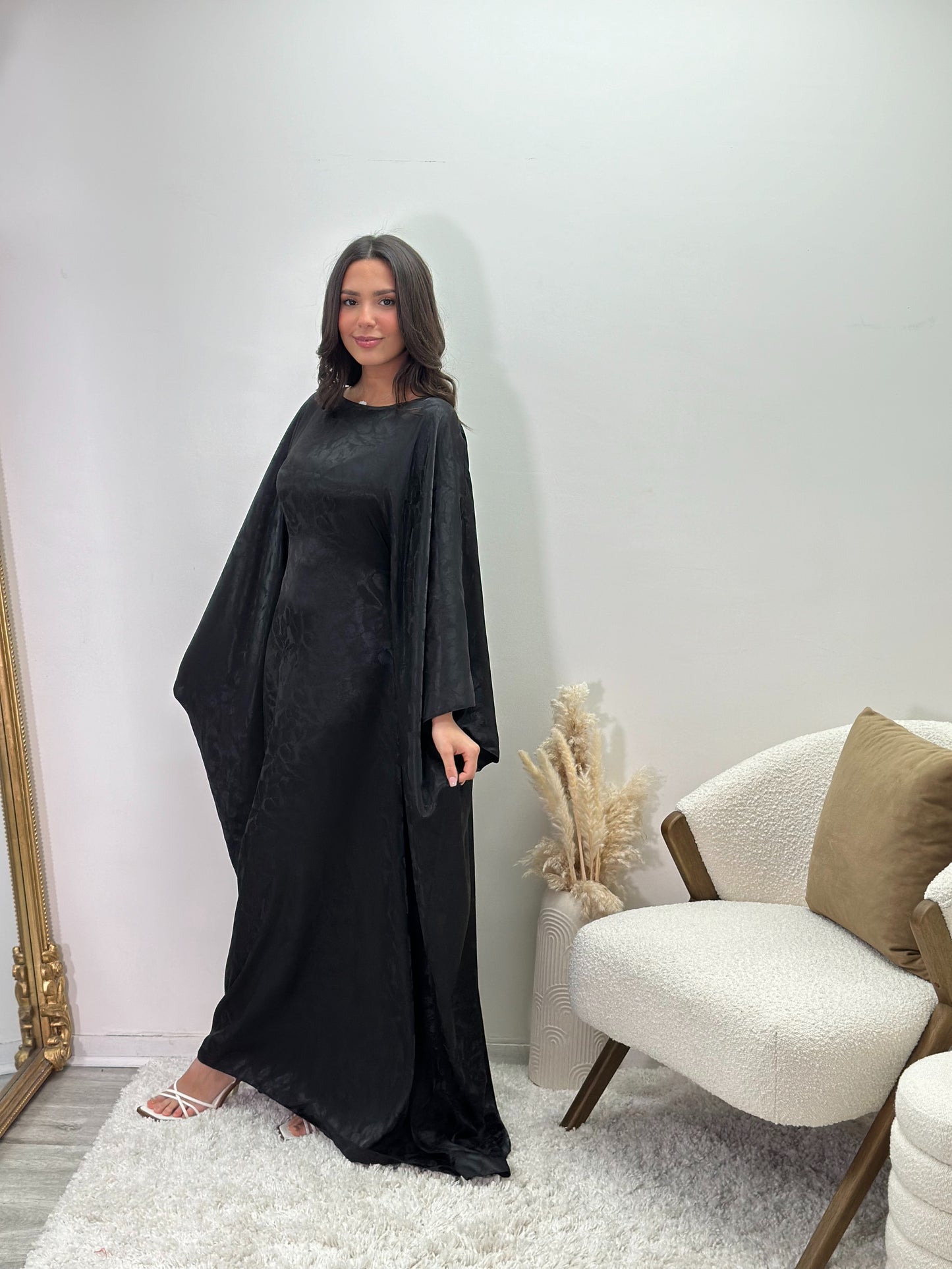 Abaya noire à manches chauves-souris racha