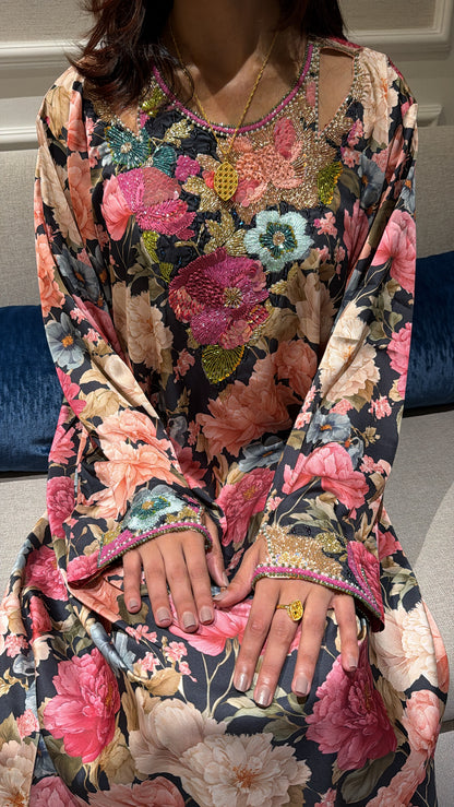 Makhaweer Brodé Noir Bouquet Multicolore – Soie Italienne