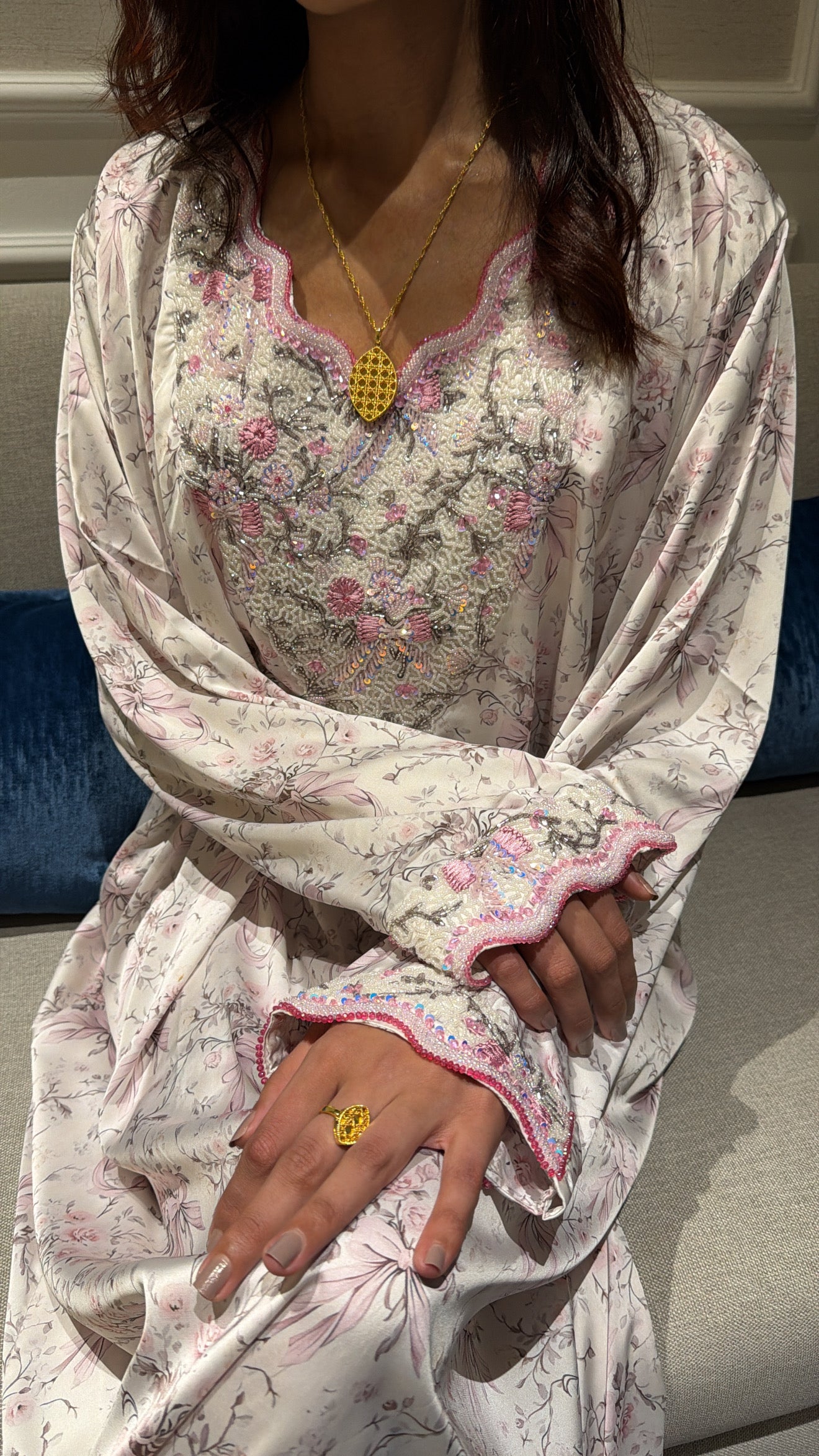 Makhaweer Brodé Ivoire Fleuri Rose – Soie Italienne