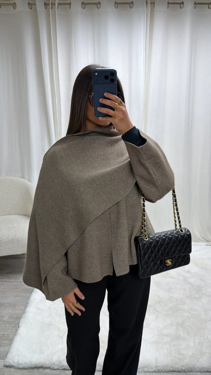 Cardigan Cape Premium en Laine avec Écharpe Intégrée – Coupe Asymétrique MissChadou