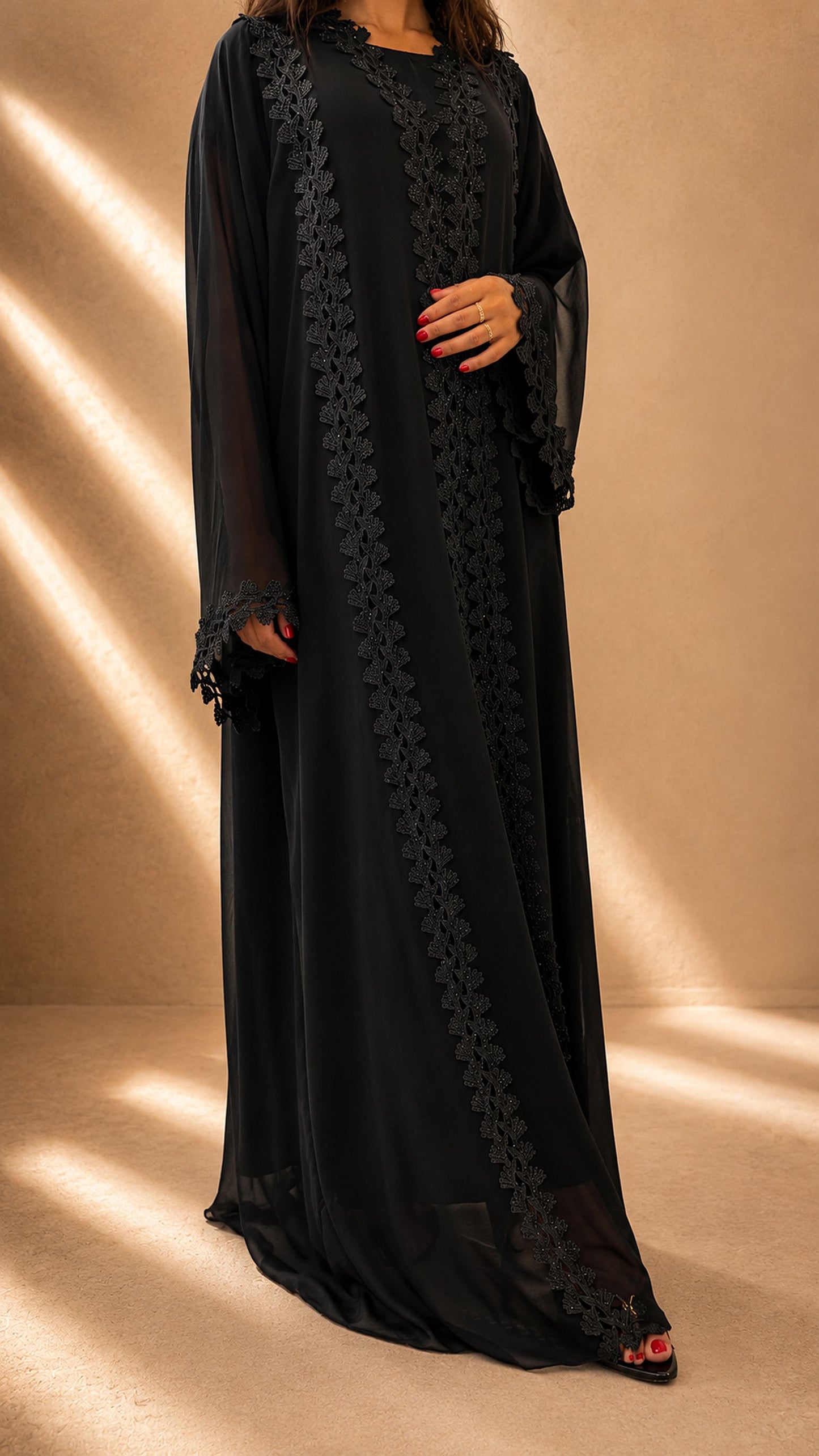 Kimono en mousseline transparente noire porté sur une tenue, bandes de guipure perlée