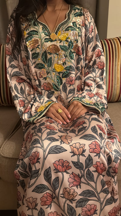 Makhaweer soie italienne ivoire : imprimé floral rose et feuillage vert, poignets brodés de sequins dorés