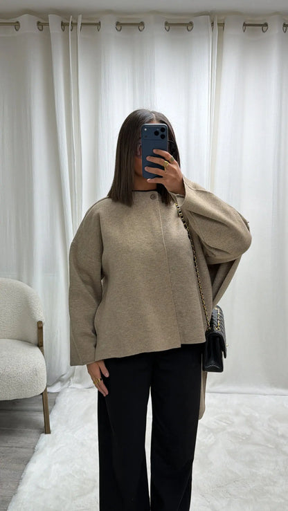 Cardigan Cape Premium en Laine avec Écharpe Intégrée – Coupe Asymétrique MissChadou