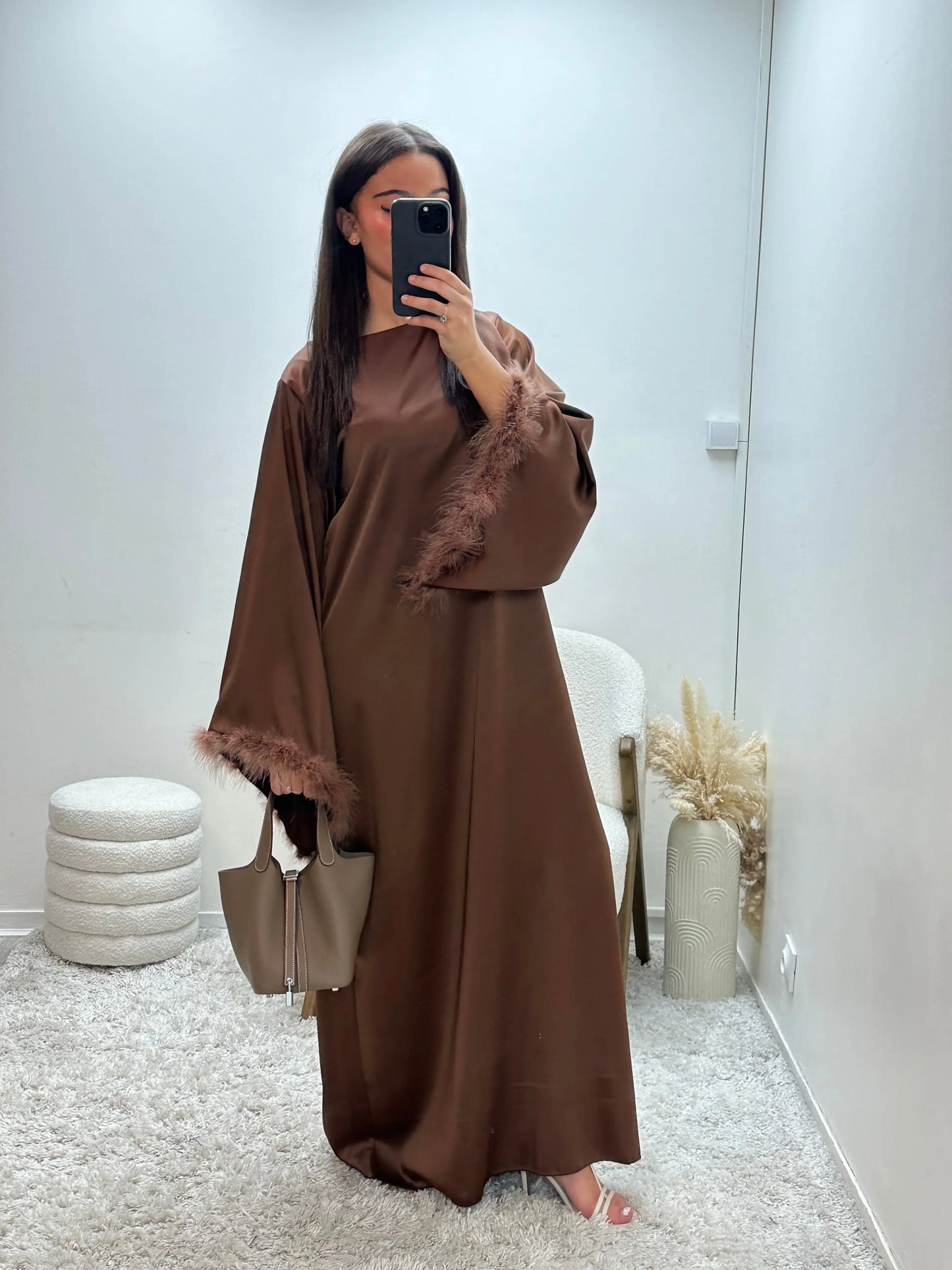 Abaya à plumes en satin dana