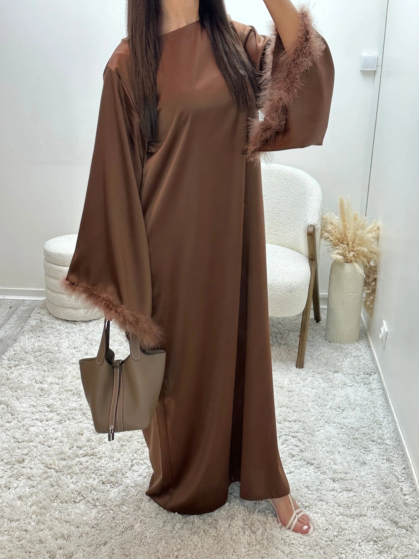 Abaya à plumes en satin dana