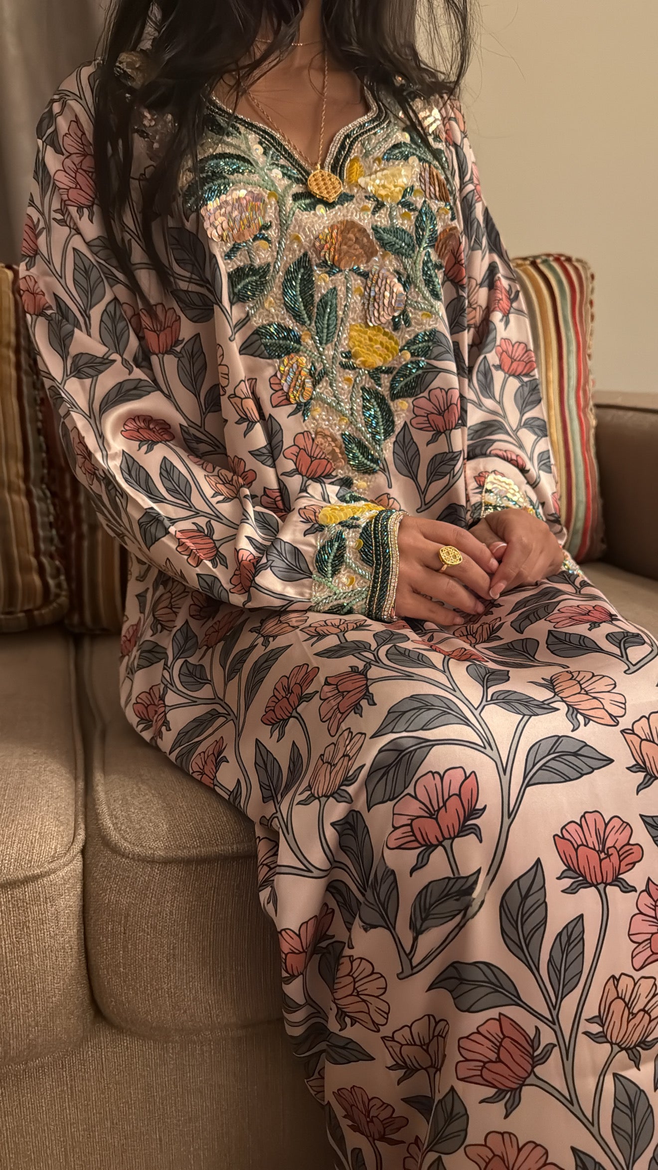 Makhaweer ivoire fleurie en soie italienne portée assise, coupe oversize et manches larges