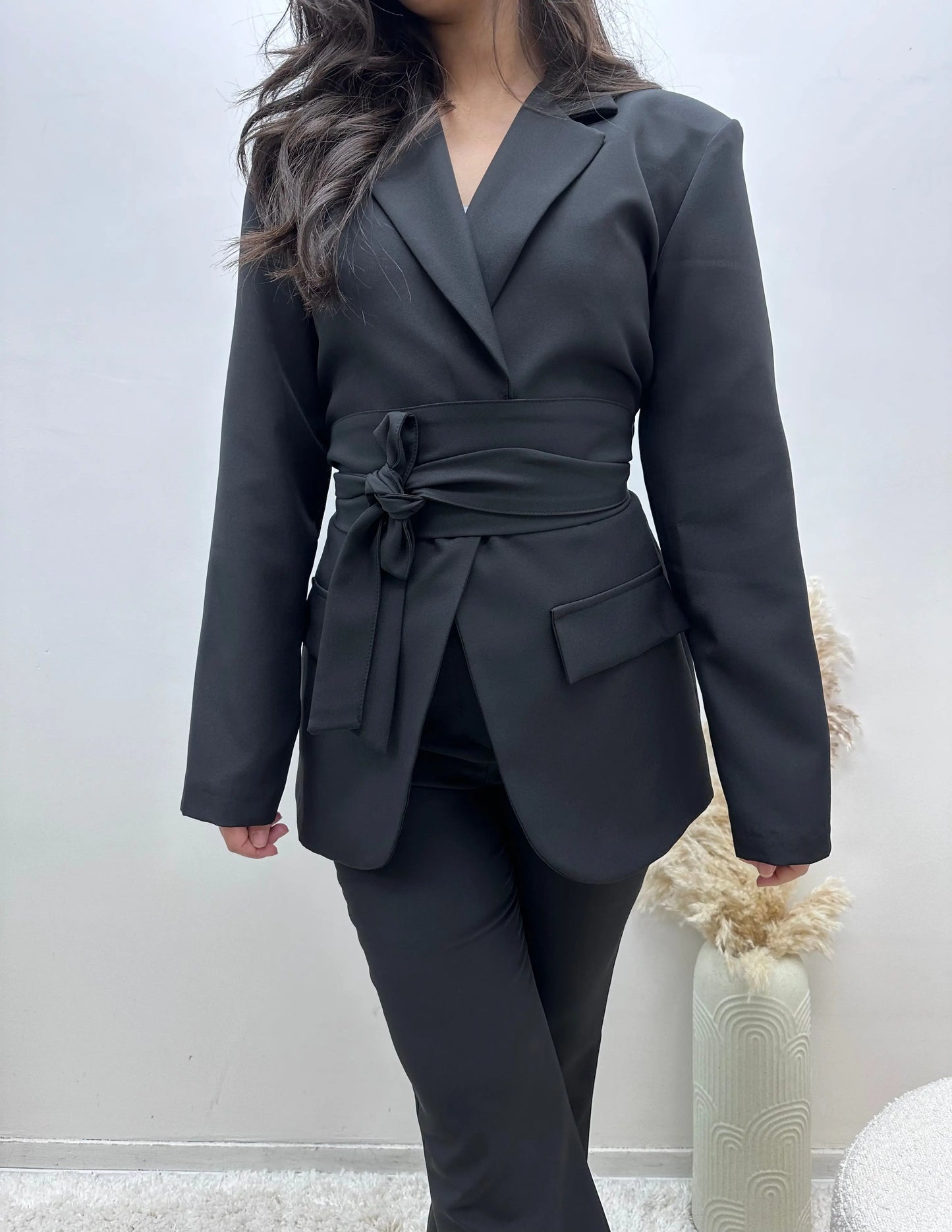 SUIT SET WITH WIDE BELT AND BLACK JADA PANTS