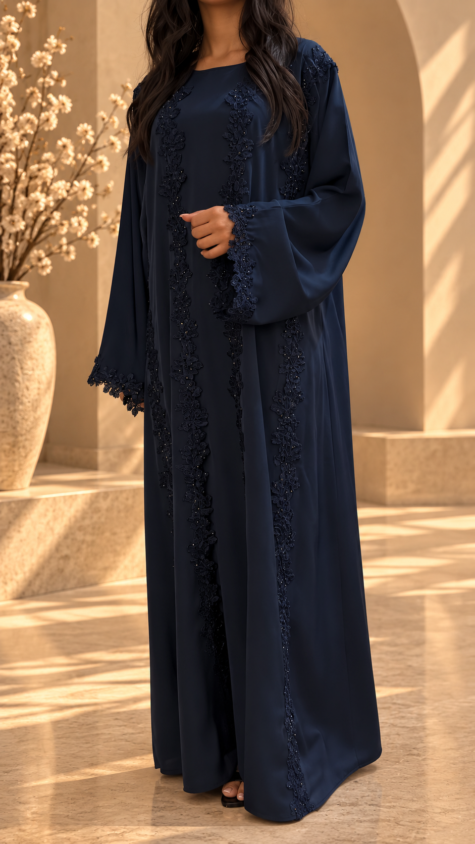 Kimono Mirdif bleu nuit orné de bandes de guipure florale perlée