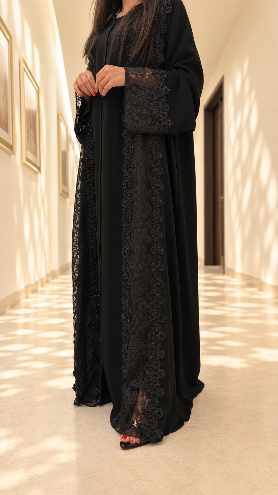 Dos de l'abaya Al Manarah noire, dentelle florale et guipure assorties