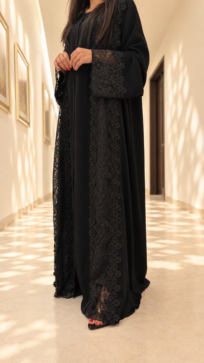 Dos de l'abaya Al Manarah noire, dentelle florale et guipure assorties