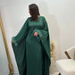 ROBE ABAYA À PLUMES EN SATIN À CAPE AVEC CEINTURE À LA TAILLE VERTE ÉMERAUDE DINA