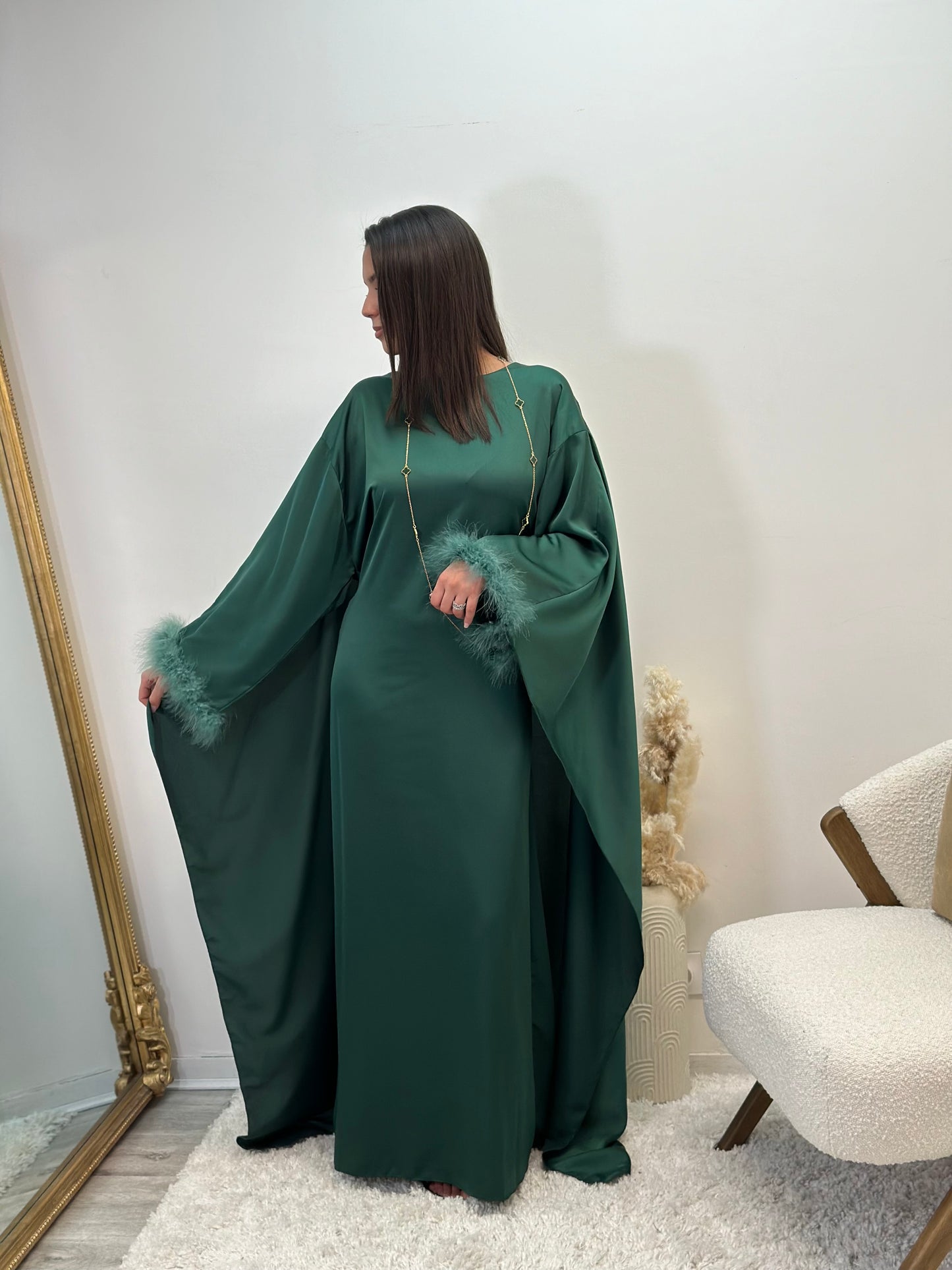 Abaya verte émeraude à plumes en satin dina