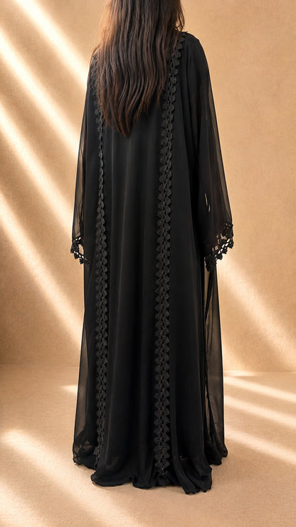 Dos du kimono transparent Jumeirah noir avec ses bandes verticales de dentelle guipure